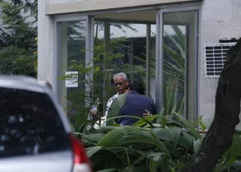 PAI DE VÍTIMA CONSOLA MÃE DE  SEQUESTRADOR MORTO NA PONTE RIO NITERÓI