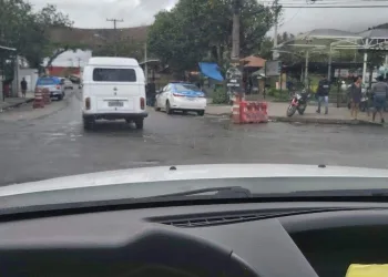 HOMEM É ASSASSINADO EM PRAÇA NA ZONA OESTE ( FOTOS)