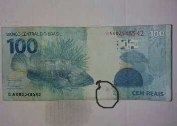 CAIXA DO GUANABARA DE  NÃO ACEITA NOTA DE 100 REAIS DE CLIENTE POR ESTAR COM MANCHA.