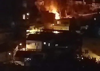 BOMBEIROS TRABALHAM PARA APAGAR GRANDE INCÊNDIO EM BARRA DO PIRAÍ