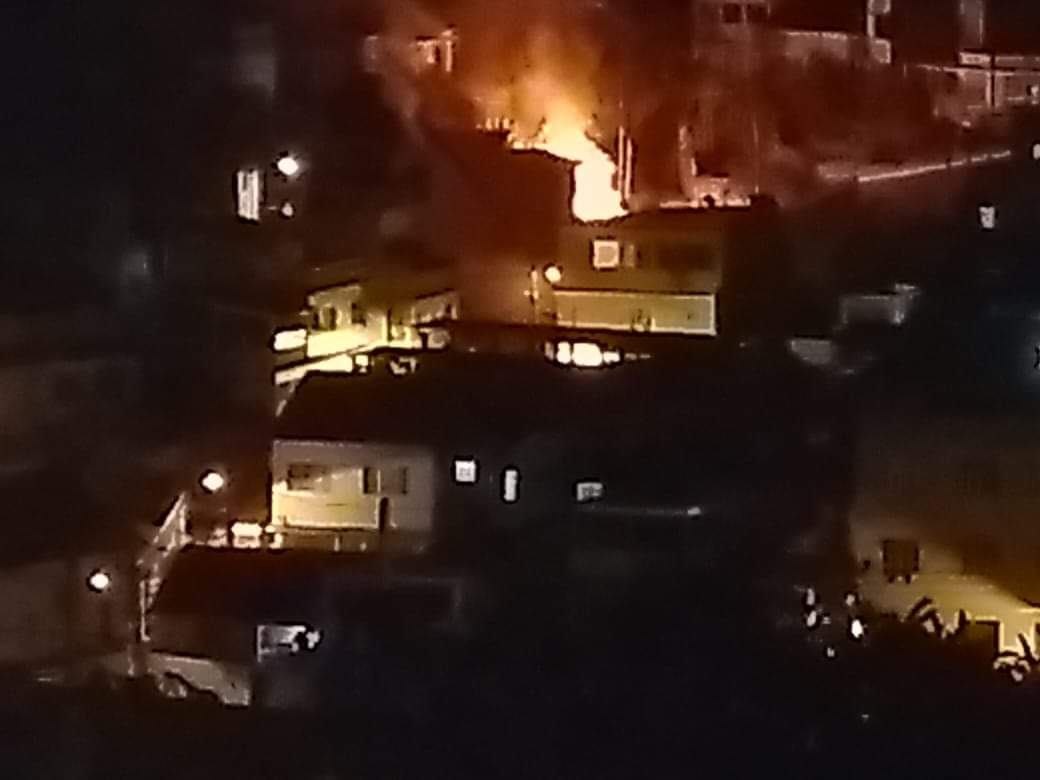 BOMBEIROS TRABALHAM PARA APAGAR GRANDE INCÊNDIO EM BARRA DO PIRAÍ