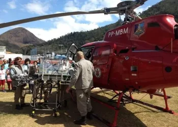HELICÓPTERO POUSA EM CAMPO DURANTE JOGO PARA SALVAR BEBÊ COM PROBLEMA CARDÍACO GRAVE NO RIO