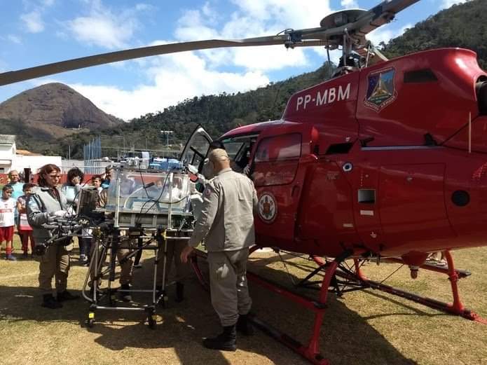 HELICÓPTERO POUSA EM CAMPO DURANTE JOGO PARA SALVAR BEBÊ COM PROBLEMA CARDÍACO GRAVE NO RIO