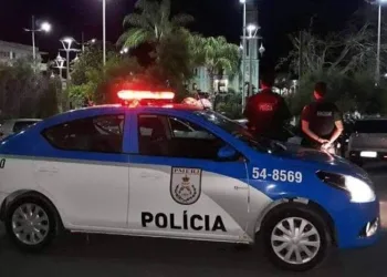 VIATURA DA PM É ASSALTADA POR BANDIDOS NO RJ