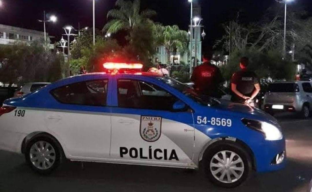 VIATURA DA PM É ASSALTADA POR BANDIDOS NO RJ