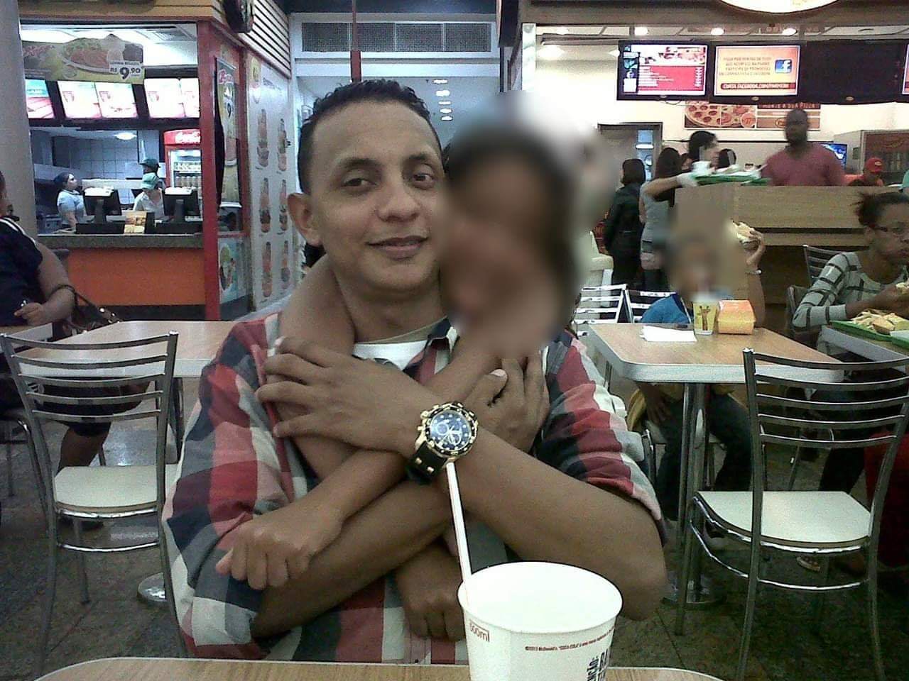 História linda!! Esse é meu herói!!