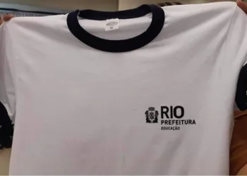 PREFEITURA DO RIO MUDA PADRÃO DE UNIFORME ESCOLAR E LICITA COMPRA DE TÊNIS EM R$ 48 MILHÕES