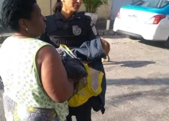 ESTUDANTE ENCONTRA BEBÊ COM CORDÃO UMBILICAL ABANDONADO EMBAIXO DE CARRO NO RJ