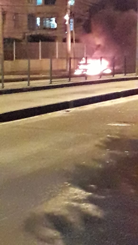 CARRO EXPLODE NO RJ E PEDESTRE MORRE NO RJ