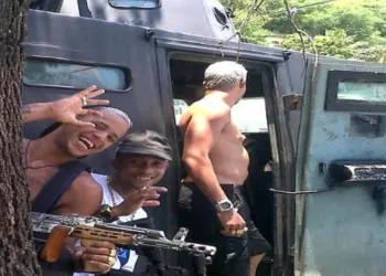 POLICIAIS SÃO DENUNCIADOS POR LIGAÇÃO COM O TRÁFICO. BANDIDOS FIZERAM FOTO EM CAVEIRÃO
