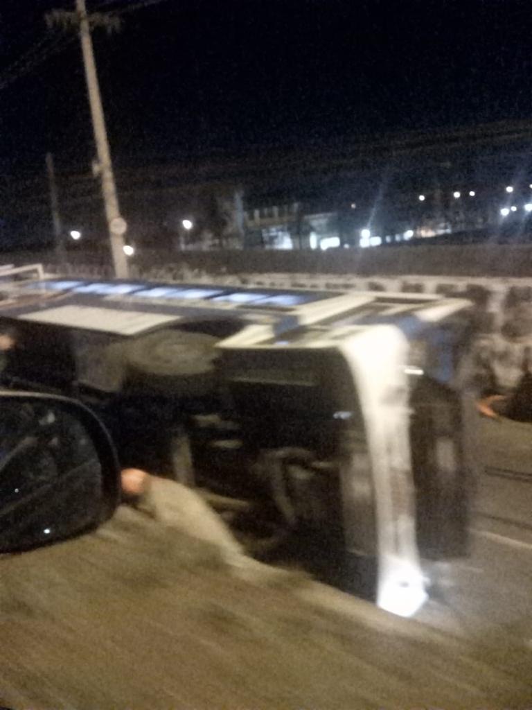 ATUALIZANDO!! ÔNIBUS CAI DE VIADUTO NA ZONA OESTE