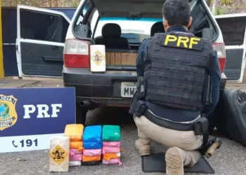 PRF apreende 17 quilos de cocaína escondidos em tanque de combustível no RJ