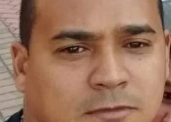 POLICIAL É ASSALTADO E BALEADO DENTRO DE CASA NO RJ