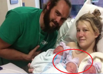 Casal tira uma foto com suas trigêmeas e, em seguida, os médicos notam algo impressionante