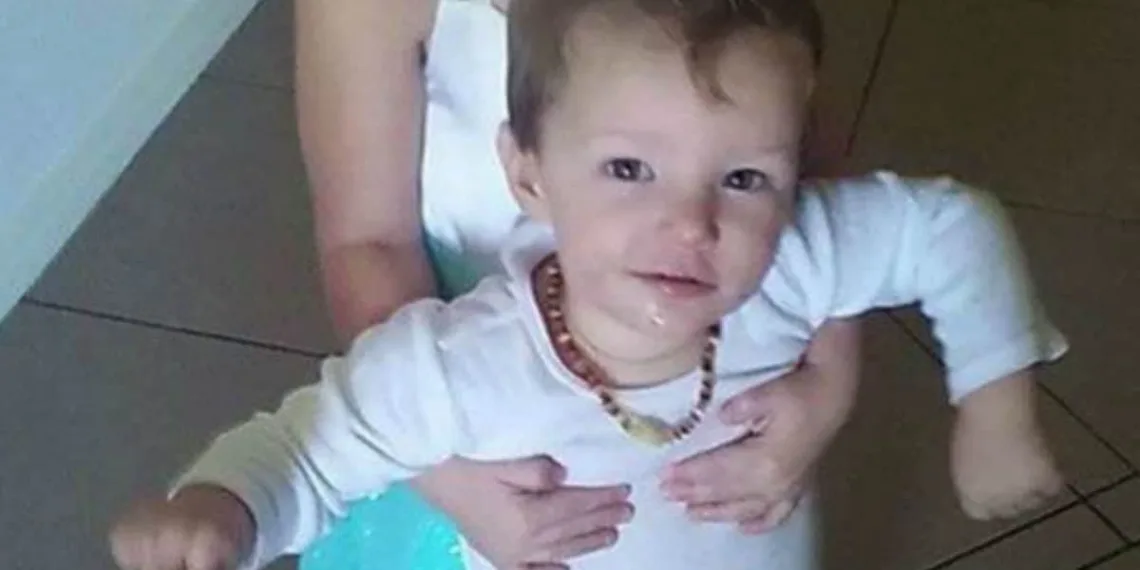 Menino de 1 ano tem intestino rasgado após forte soco do padrasto