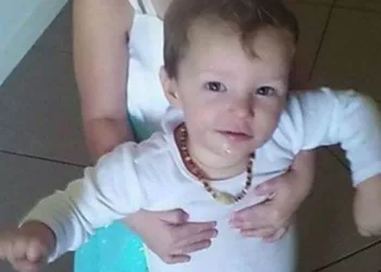 Menino de 1 ano tem intestino rasgado após forte soco do padrasto