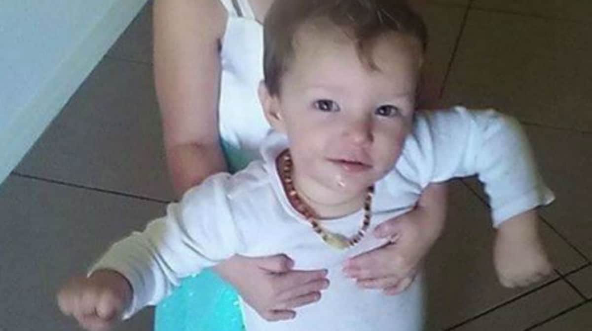 Menino de 1 ano tem intestino rasgado após forte soco do padrasto
