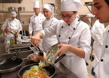 Cozinheiro, Segurança do Trabalho – R$ 2.500,00 – Conhecer pratos e sobremesas no geral – Rio de Janeiro