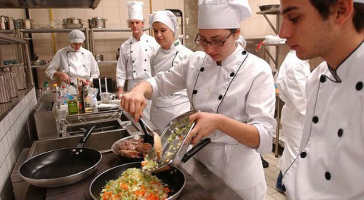 Cozinheiro, Segurança do Trabalho – R$ 2.500,00 – Conhecer pratos e sobremesas no geral – Rio de Janeiro