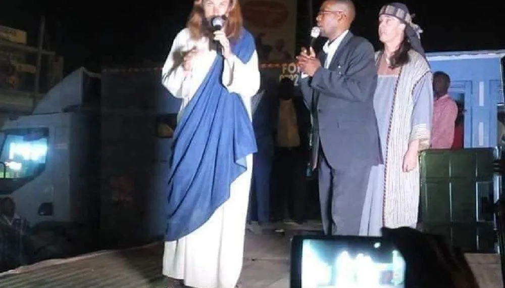 Na África, homem diz ser Jesus Cristo e engana até um pastor