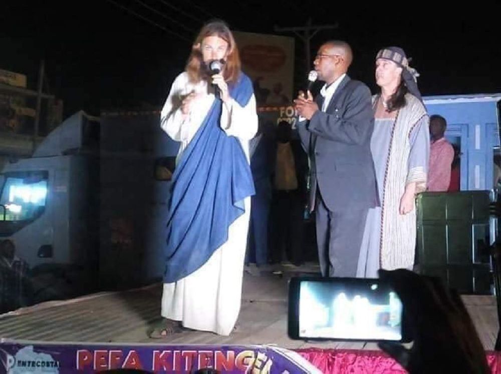 Na África, homem diz ser Jesus Cristo e engana até um pastor