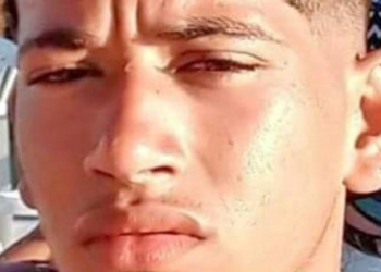IDENTIFICADO ADOLESCENTE ENCONTRADO MORTO COM PÉS E MÃOS AMARRADOS EM PRAIA DO RJ