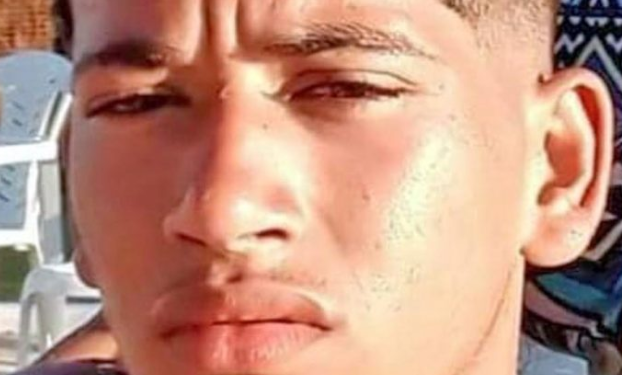 IDENTIFICADO ADOLESCENTE ENCONTRADO MORTO COM PÉS E MÃOS AMARRADOS EM PRAIA DO RJ