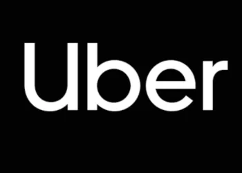 MOTORISTA DA UBER REAGE A ASSALTO E IMOBILIZA CRIMINOSO NO RJ