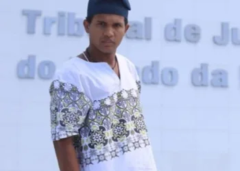 Estudante é expulso de fórum por se recusar a tirar adereço do candomblé