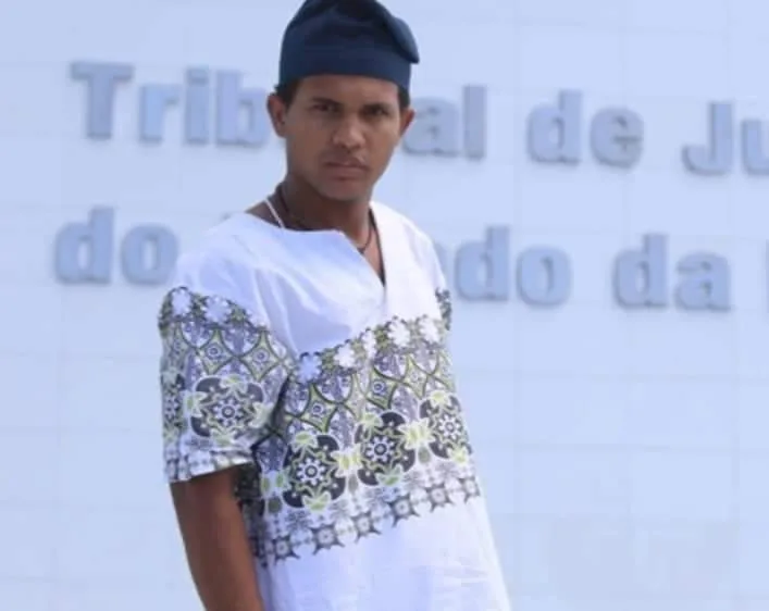 Estudante é expulso de fórum por se recusar a tirar adereço do candomblé