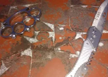 Policial civil é agredido com soco inglês por dois jovens no RJ