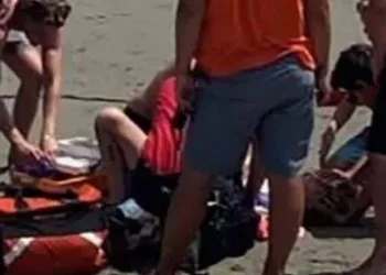 Forte vento faz barraca de praia decolar e ficar cravada em ombro de banhista