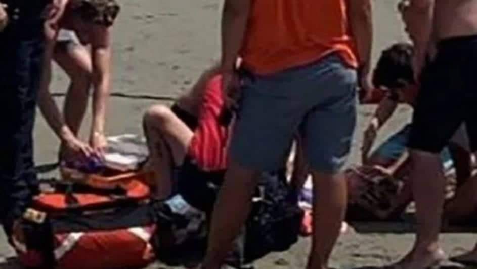 Forte vento faz barraca de praia decolar e ficar cravada em ombro de banhista