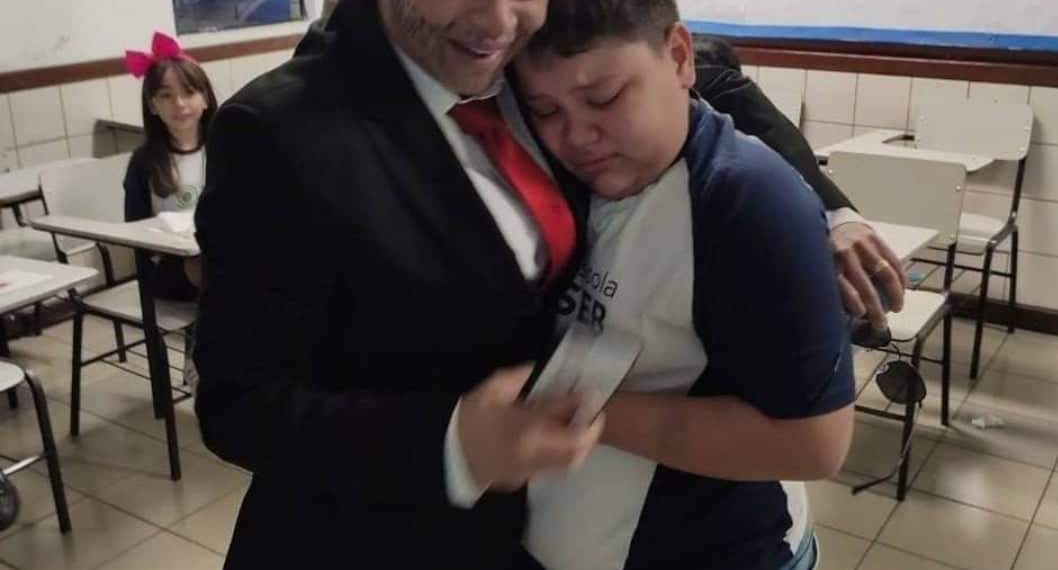 Menino se emociona ao ver mãe vestida como o pai em comemoração da escola