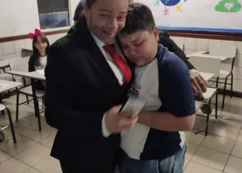 Menino se emociona ao ver mãe vestida como o pai em comemoração da escola