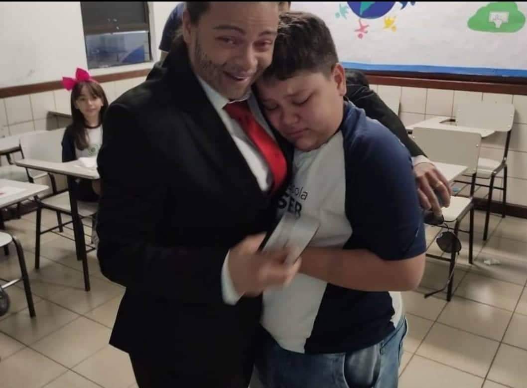 Menino se emociona ao ver mãe vestida como o pai em comemoração da escola