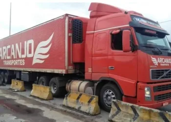 HOMEM É PRESO EM TENTATIVA DE ROUBO DE CARGA NA AV.BRASIL