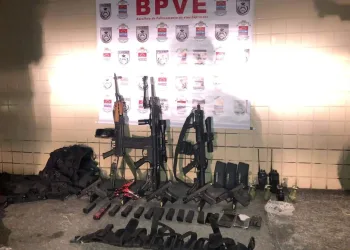 POLICIA APREENDE TRÊS FUZIS EM BAIRRO NA ZONA OESTE