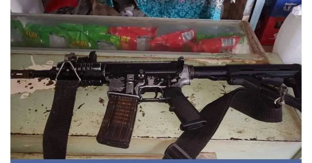 Três baleados e armas apreendidas em operação da PM em comunidade no RJ