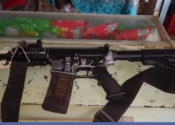 Três baleados e armas apreendidas em operação da PM em comunidade no RJ