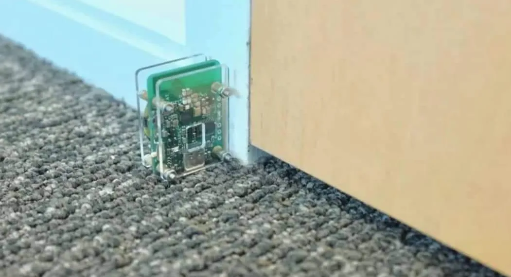 Este dispositivo detecta quando seu chefe está vindo e fecha suas abas no computador