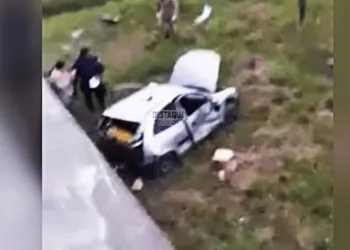 Criança morre e seis ficam feridos após carro cair de viaduto no RJ