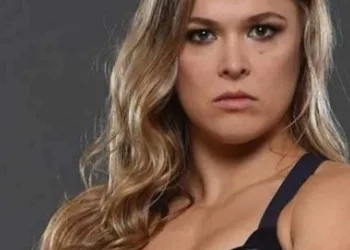 Ex-campeã do UFC sofre acidente em filmagem e quase perde dedo( imagem forte)