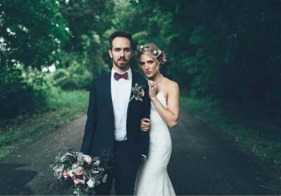 Homem se casa com a mulher que o impediu de se suicidar na adolescência