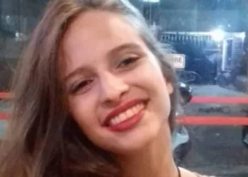 Peguei o rosto dela na mão, botei na sacola e corri’, diz namorado que socorreu jovem em acidente