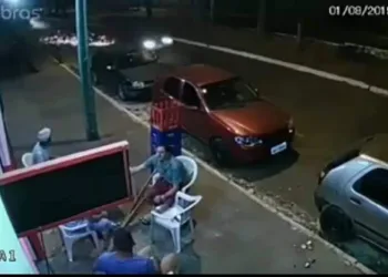 HOMEM É ATINGIDO POR RODA DE CARRO (VIDEO)