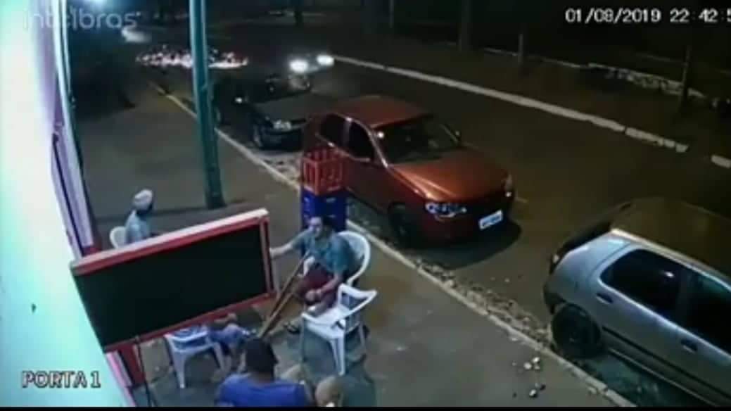 HOMEM É ATINGIDO POR RODA DE CARRO (VIDEO)