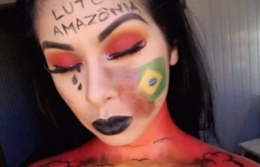 dinossauro no corpo para representar o ‘acre em chamas’ e bomba na rede