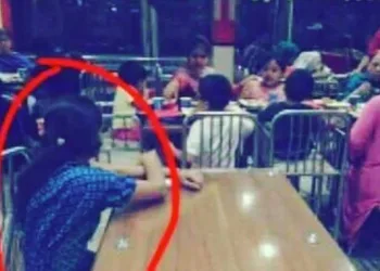 Babá fica isolada em restaurante enquanto família come em outra mesa