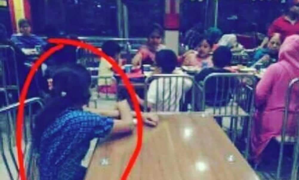 Babá fica isolada em restaurante enquanto família come em outra mesa